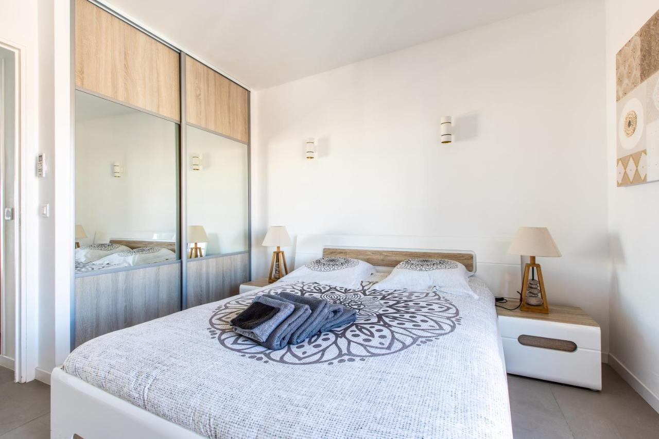 Lb Vacation Rentals I Admire Panoramic Ocean Views Through Walls Of Windows Cannes Esterno foto