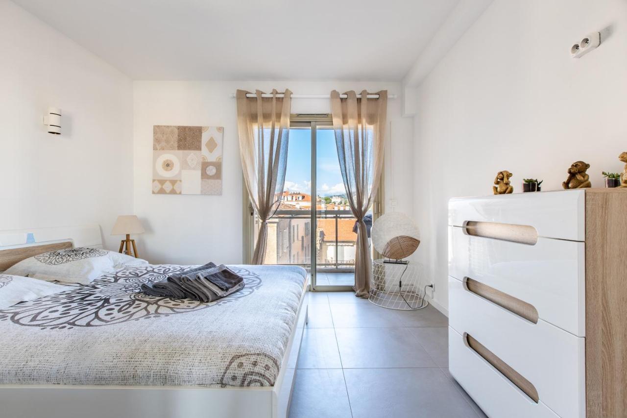 Lb Vacation Rentals I Admire Panoramic Ocean Views Through Walls Of Windows Cannes Esterno foto
