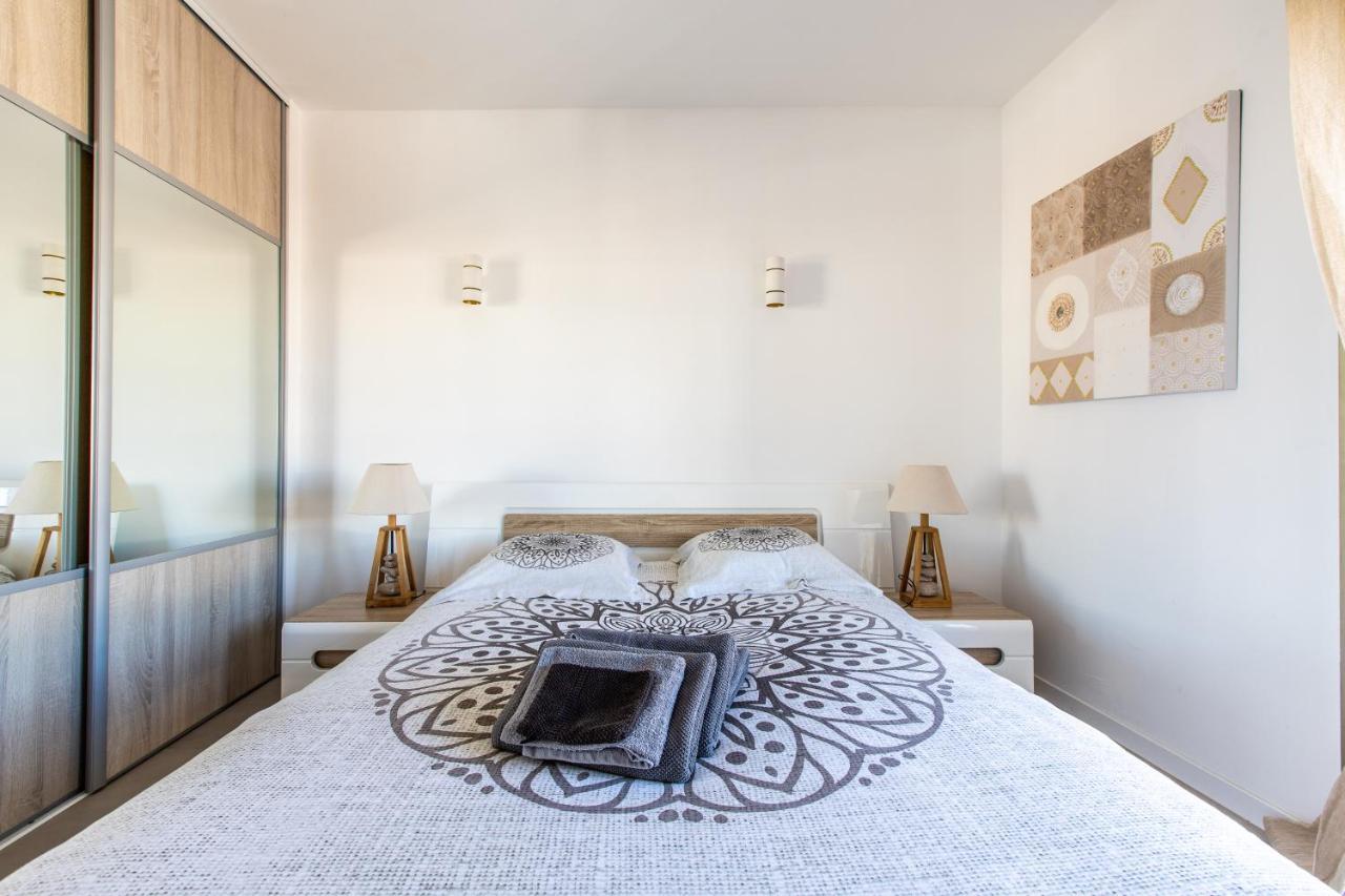 Lb Vacation Rentals I Admire Panoramic Ocean Views Through Walls Of Windows Cannes Esterno foto