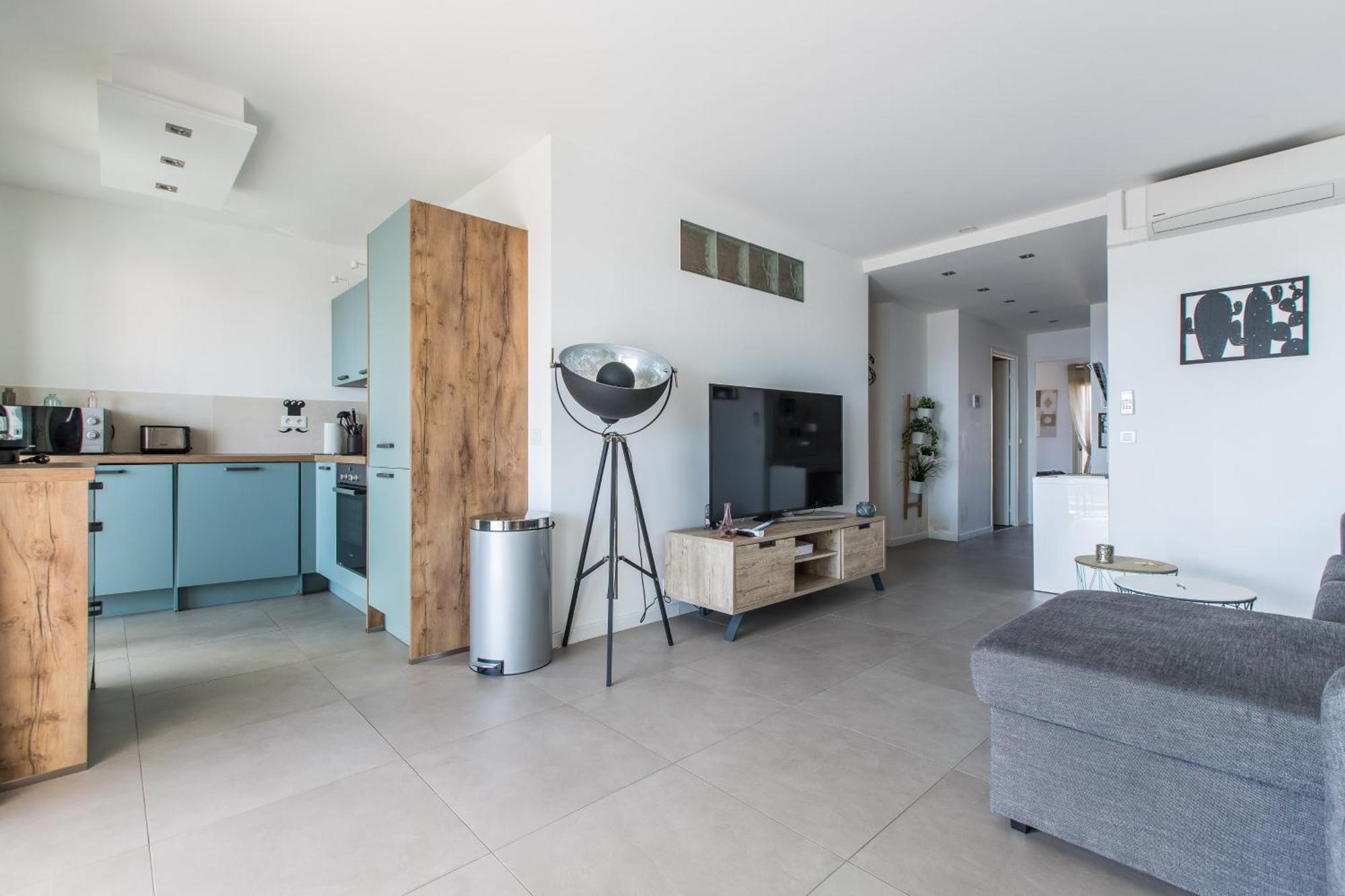Lb Vacation Rentals I Admire Panoramic Ocean Views Through Walls Of Windows Cannes Esterno foto